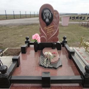Гранитный комплекс с изящной стелой - Камень памяти - Примеры других исполнителей