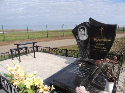 Мемориальный комплекс с кованой оградой - Камень памяти - Примеры других исполнителей