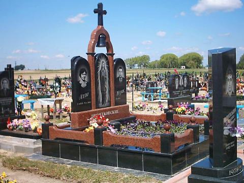 Мемориальный комплекс для двух захоронений - Камень памяти - 