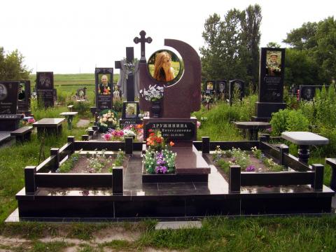 Мемориальный комплекс с круглым портретом - Камень памяти - Примеры других исполнителей