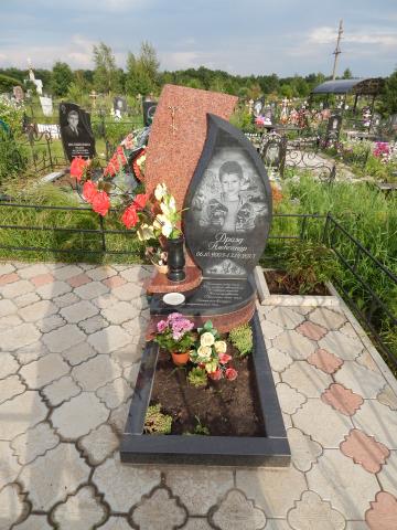 Плита из черного мрамора в форме пламени свечи - Камень памяти - Наша работа