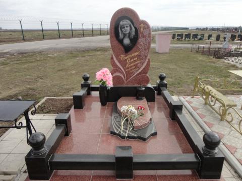 Гранитный комплекс с изящной стелой - Камень памяти - Примеры других исполнителей